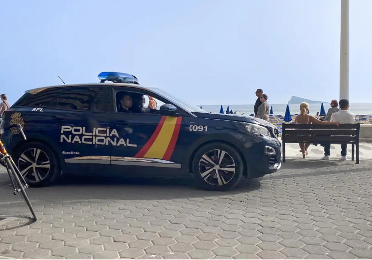 Un coche patrulla de la Policía Nacional en la Playa de Levante de Benidorm.