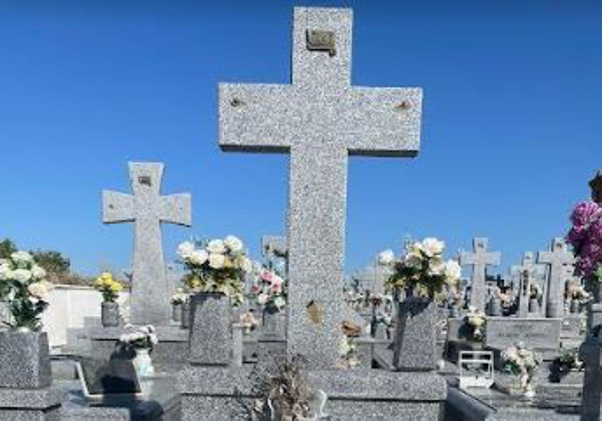 Vista del cementerio de Cebolla, donde faltan muchos de los crucifijos de las sepulturas