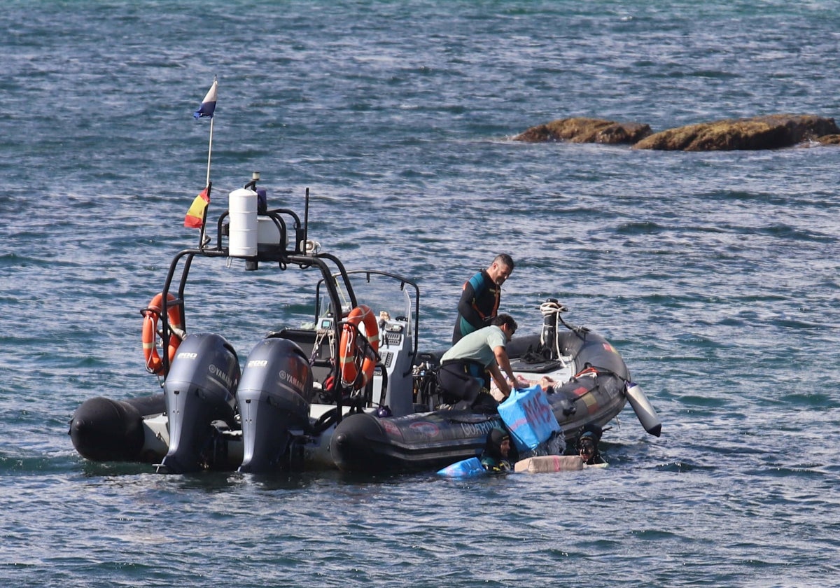El Servicio Marítimo de la Guardia Civil saca droga del mar en aguas de Cádiz