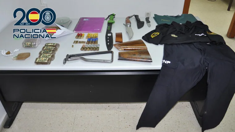 Drogaa, machetes y otras armas, y un unforme de policía intervenidos al detenido.