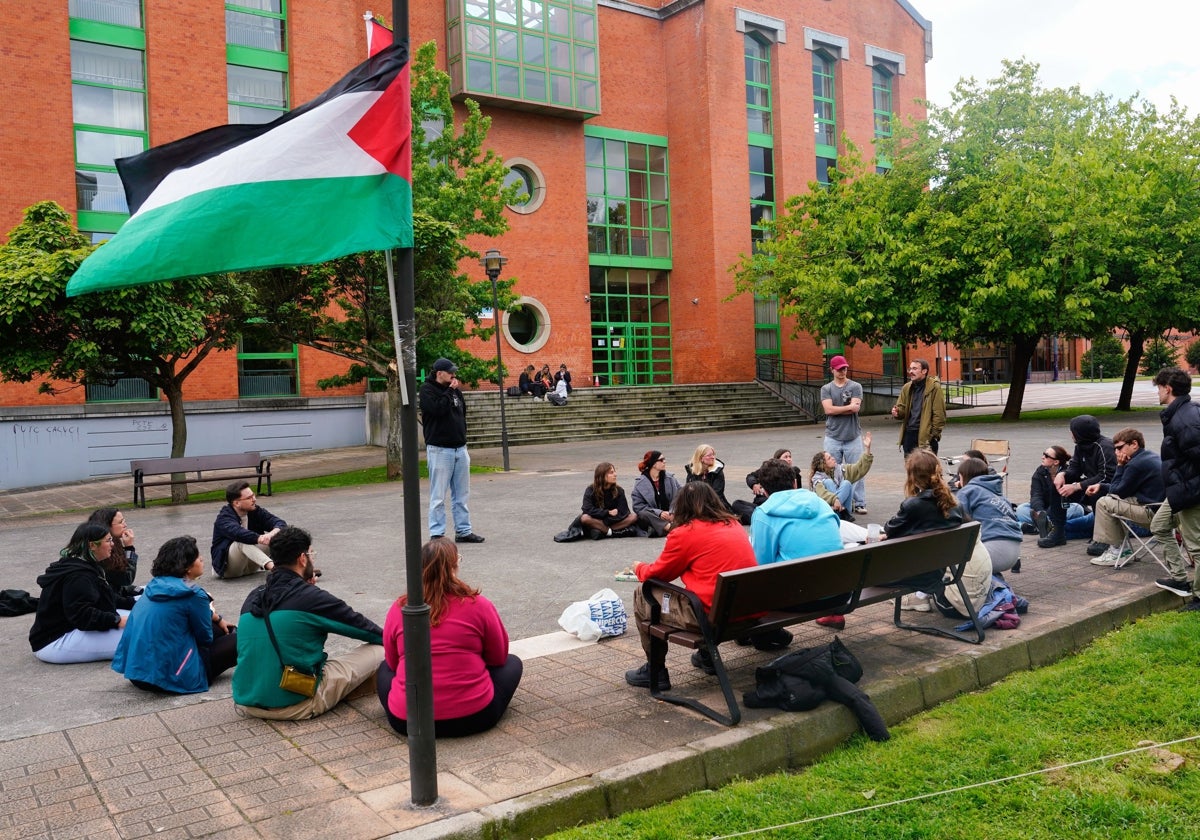 Parte de los acampados en la Universidad Complutense de Madrid