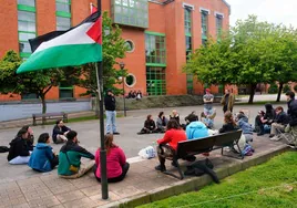 Tres neonazis detenidos por lanzar proclamas y arrancar pancartas en la acampada propalestina