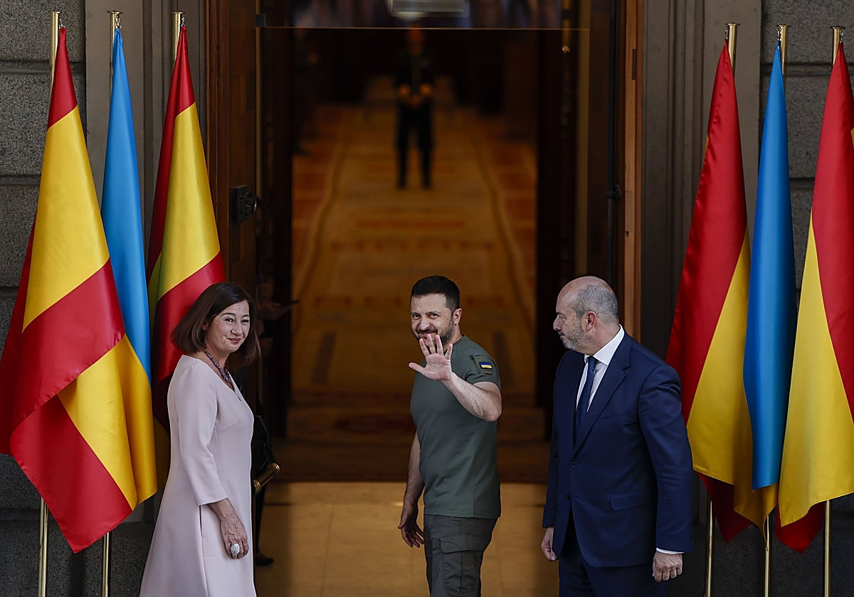 La presidenta del Congreso, Francina Armengol, y el presidente del Senado, Pedro Rollán, a los lados del presidente de Ucrania, Volodímir Zelenski, este lunes, a su llegada al Congreso