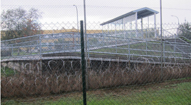 Se fuga en el maletero de un coche un preso de la cárcel de Asturias durante un traslado