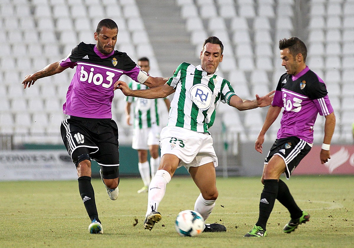 Yuri (izquierda) pelea el balón con Abel Gómez en un partido de la temporada 2013-14 en Segunda División