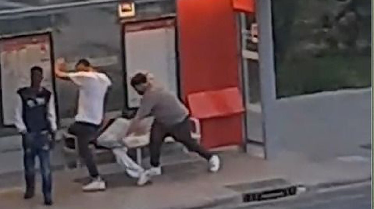 Imagen de la agresión a un joven registrada este domingo en Valencia