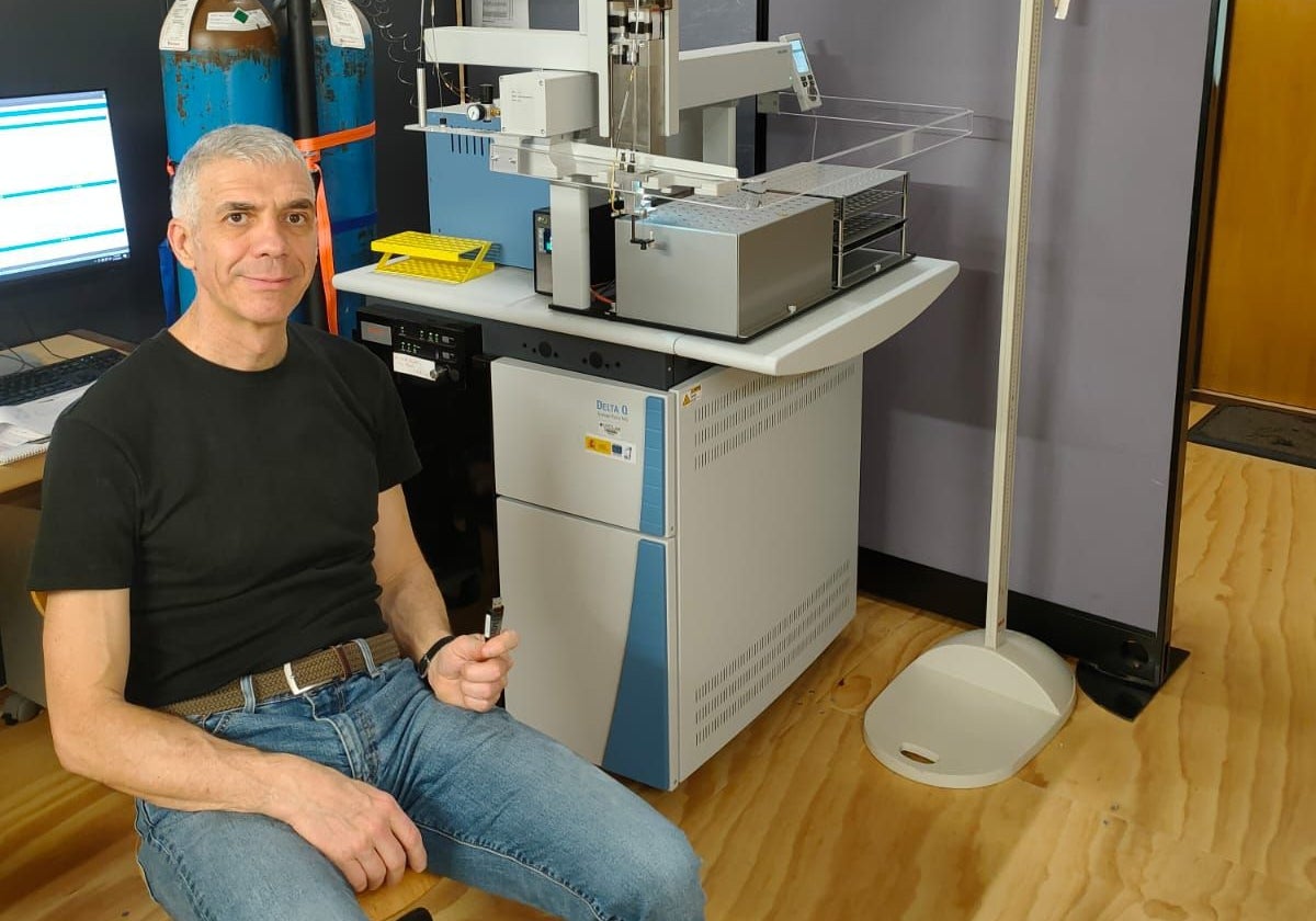 El catedrático Ricardo Mora en su laboratorio de la UCLM