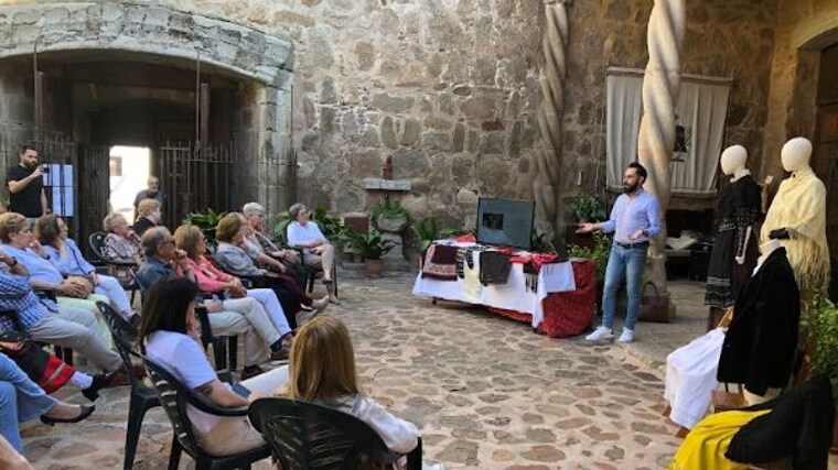 Jornada de difusión del proyecto en el patio del castillo de Orgaz