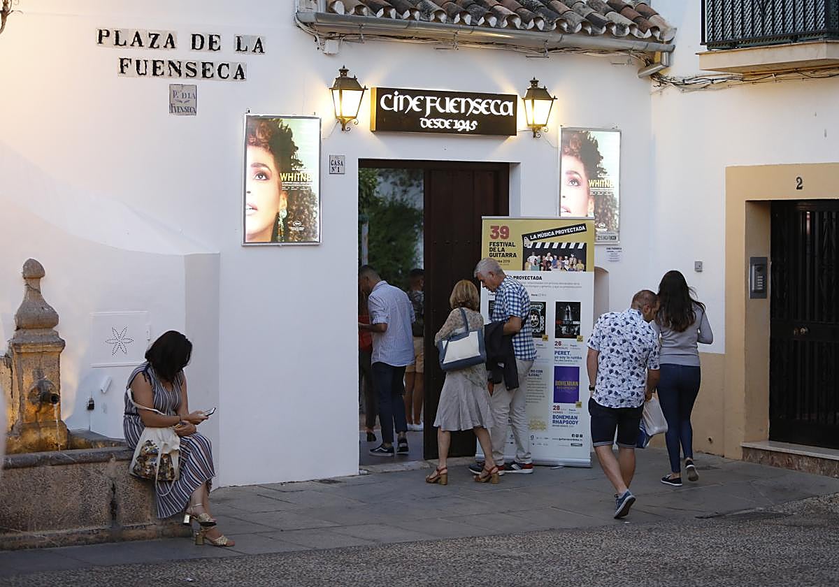 Varias personas entrando al cine de verano Fuenseca, cuando estaba en funcionamiento
