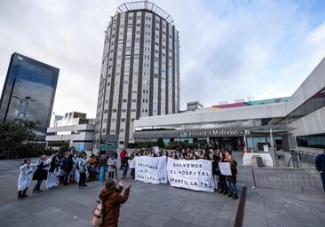 Manifestantes sujetan pancartas durante una protesta tras el cierre de la UCI pediátrica del Hospital Universitario La Paz