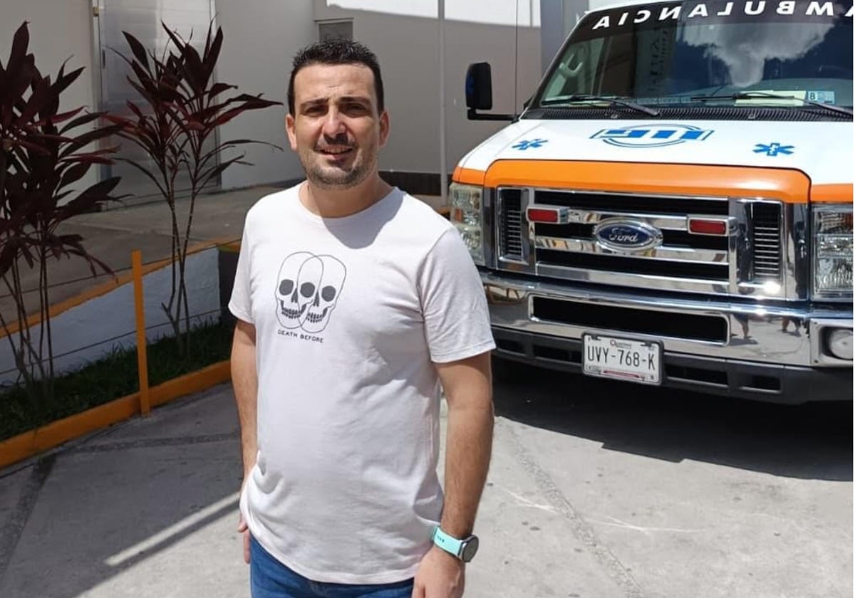 Imagen de Adrián Fernández a su salida del hospital de Cancún