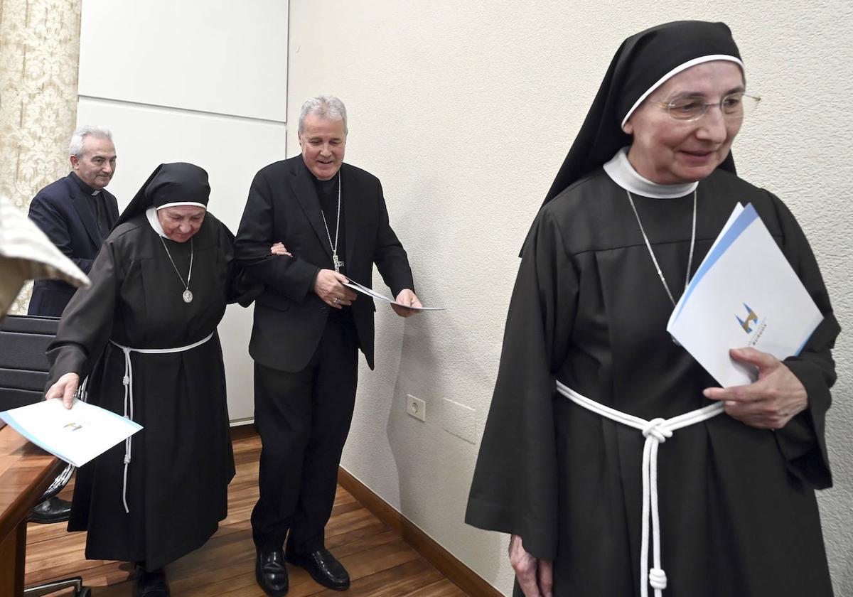 Mario Iceta, entre las dos hermanas clarisas