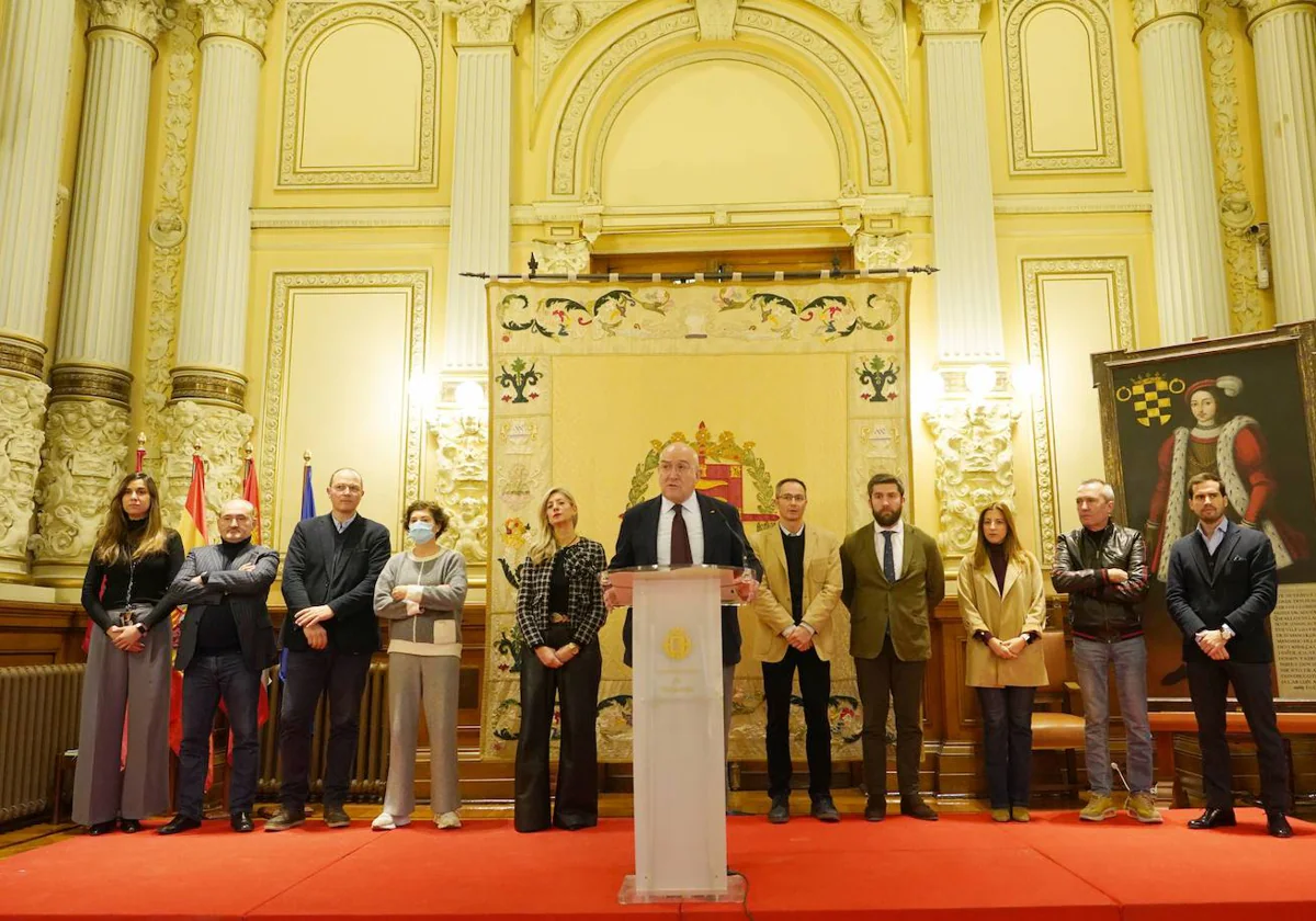 Jesús Julio Carnero, alcalde de Valladolid, junto a su equipo de Gobierno