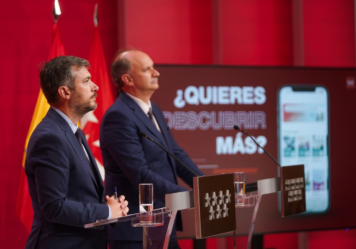 El portavoz del Gobierno madrileño, Miguel Ángel García, y el consejero de Digitalización, Miguel López-Valverde, presentan el aula virtual