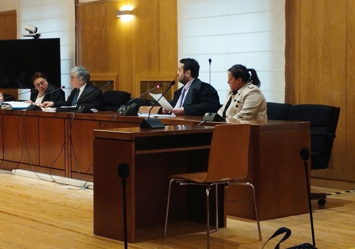 Esther M. R., la empleada de Villavieja del Cerro, durante el juicio en Valladolid