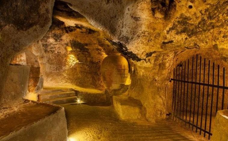 Imagen principal - El pueblo de Valencia que vio nacer a Pablo Motos: está cerca de un volcán y tiene un casco antiguo lleno de cuevas