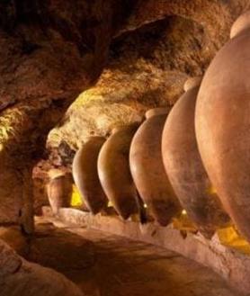 Imagen secundaria 2 - El pueblo de Valencia que vio nacer a Pablo Motos: está cerca de un volcán y tiene un casco antiguo lleno de cuevas