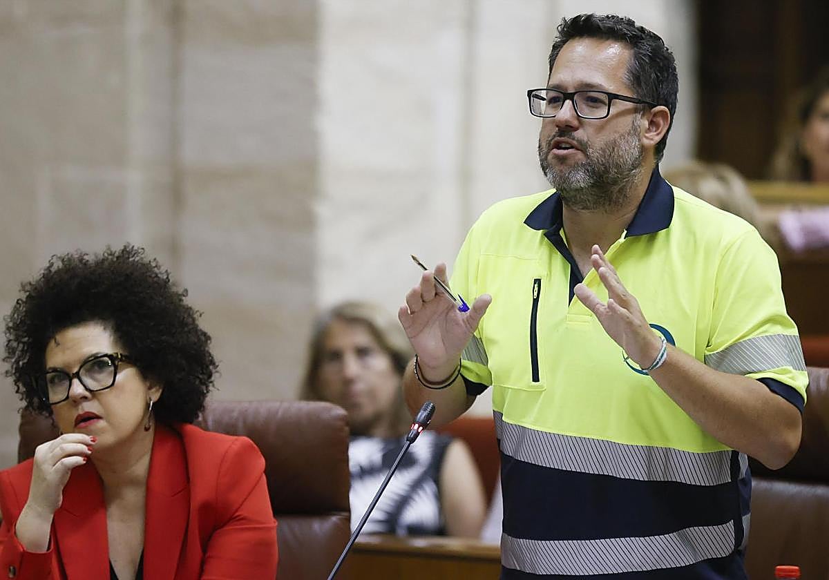 José Ignacio García y María Isabel Mora Grande en el Pleno del Parlamento