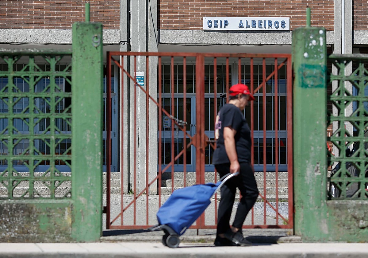Una persona cruza por delante del centro en el que se denunciaron los abusos