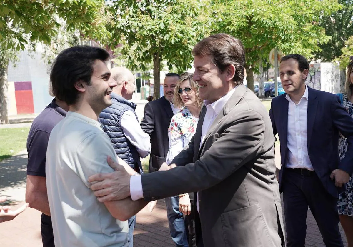 El presidente del PP de Castilla y León, Alfonso Fernández Mañueco, visita la localidad vallisoletana de Laguna de Duero, junto al presidente provincial del PP, Conrado Íscar y junto al alcalde de la localidad, Avelino Álvarez