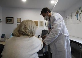 La Junta de Andalucía contratará a los médicos MIR que acaban su formación en mayo para trabajar en zonas de difícil cobertura