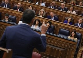 El presidente del Gobierno, Pedro Sánchez, señala al líder de la oposición, Alberto Núñez Feijóo, durante la sesión de control en el Congreso