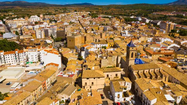 El pueblo de Valencia que vio nacer a Pablo Motos: tiene un casco antiguo lleno de cuevas y está cerca de un volcán