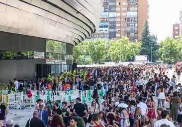 El concierto de Taylor Swift, desde una terraza frente al Bernabéu: «Si el ruido no cesa, no nos quedará otra que mudarnos»