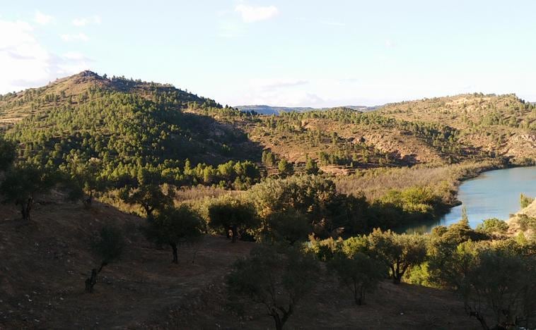 Imagen principal - El pueblo de Valencia que vio nacer a Pablo Motos: tiene un casco antiguo lleno de cuevas y está cerca de un volcán