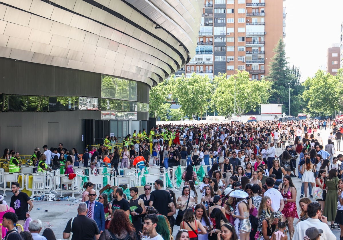 Miles de personas, este miércoles, antes del concierto de Taylor Swift en el Barenabéu