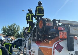 Herido leve el conductor de un camión que transportaba gasoil al volcar en Titulcia