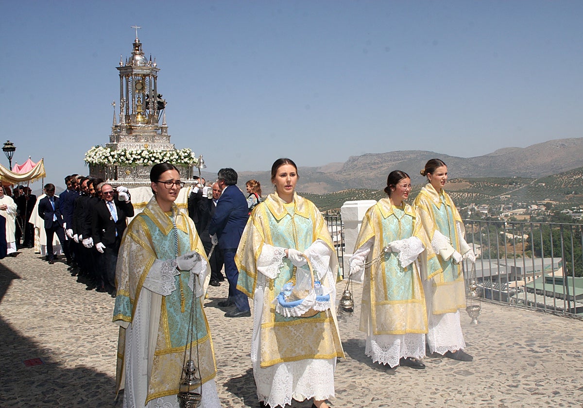 Las andas del Corpus pasan por el Balcón del Adarve con el paisaje de las Sierras Subbéticas al fondo