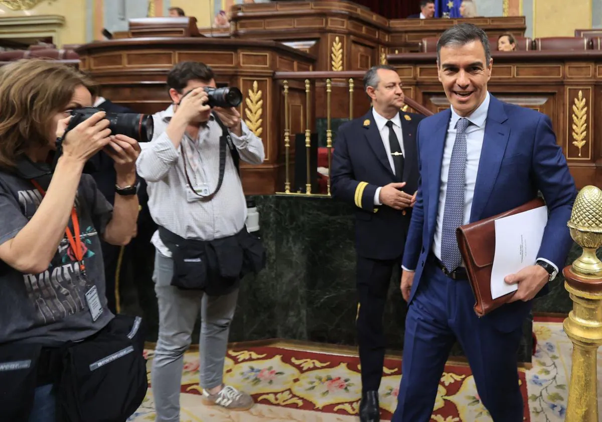 Pedro Sánchez, sonriente a su llegada al pleno del Congreso