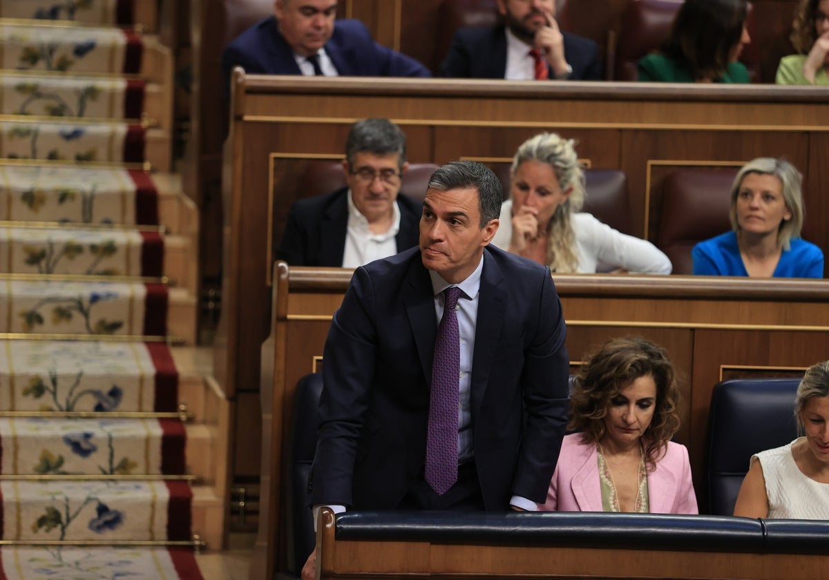 Pedro Sánchez, en el momento de emitir su voto favorable a la amnistía tras ausentarse del debate de la norma