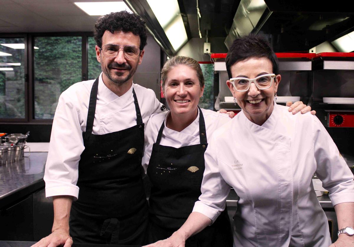 Raül Balam y su madre Carme Cuscadella flanquean a la mallorquina Maca de Castro en la cocina de Moments del Hotel Mandarín Oriental