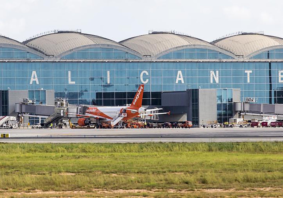 Imagen de archivo de una pista de aterrizaje del aeropuerto de Alicante-Elche