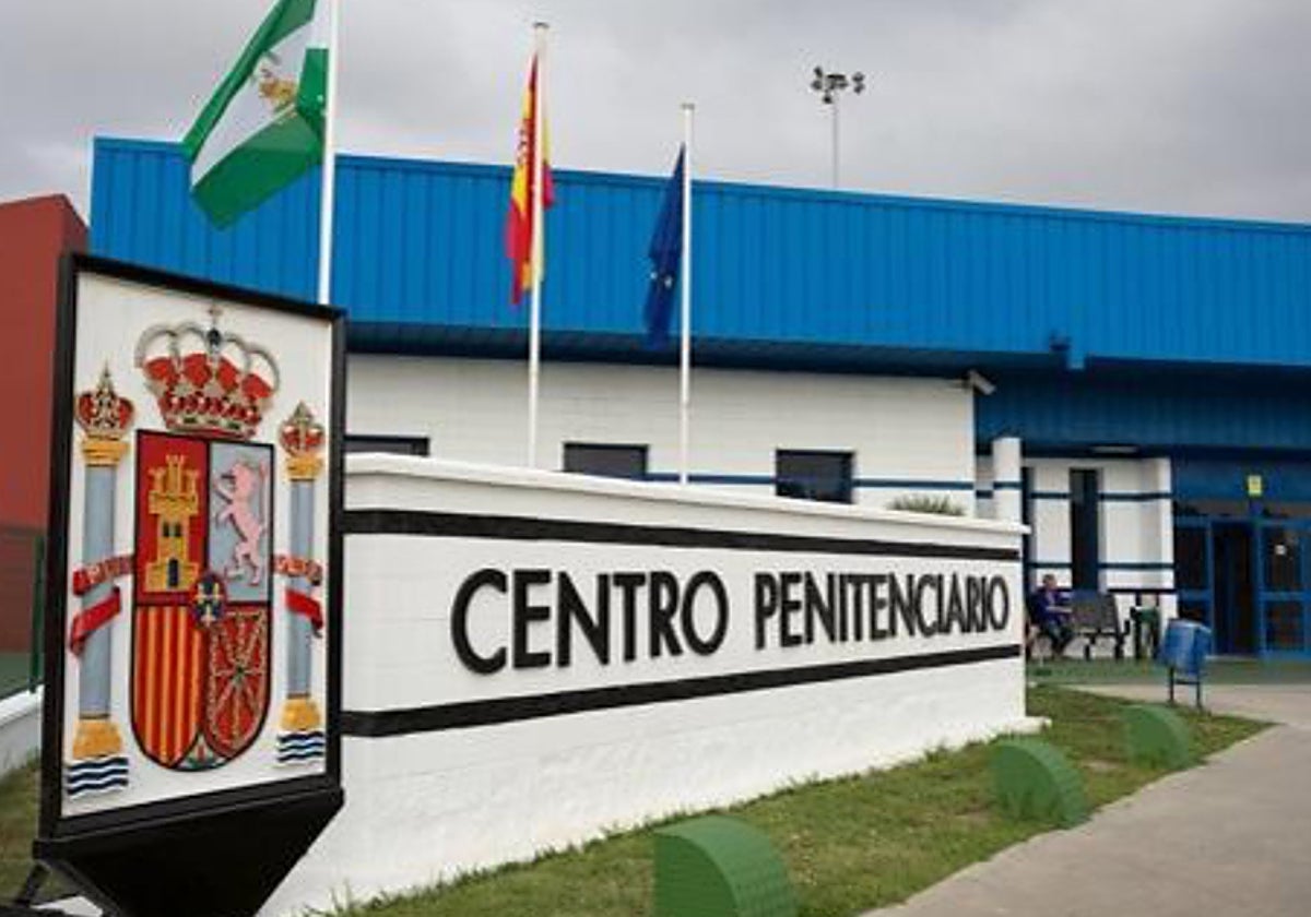 Imagen de la entrada a la prisión de Botafuegos, en Algeciras