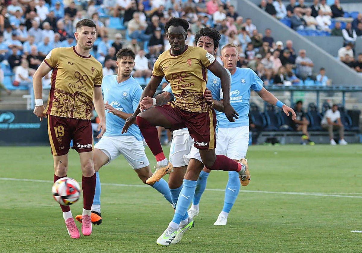 Diarra persigue el balón durante el partido ante el Ibiza en Can Misses esta temporada