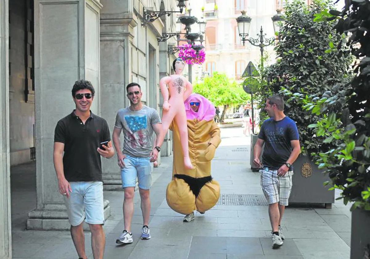 Valencia estudia prohibir los penes en la cabeza y las muñecas hinchables  en despedidas de soltero