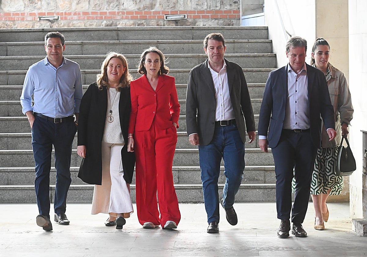 El presidente del PP de Castilla y León, Alfonso Fernández Mañueco, acompañado de la secretaria general del PP, Cuca Gamarra; el candidato a las elecciones elecciones europeas, Raúl de la Hoz, y la alcaldesa de Burgos, Cristina Ayala, entre otros