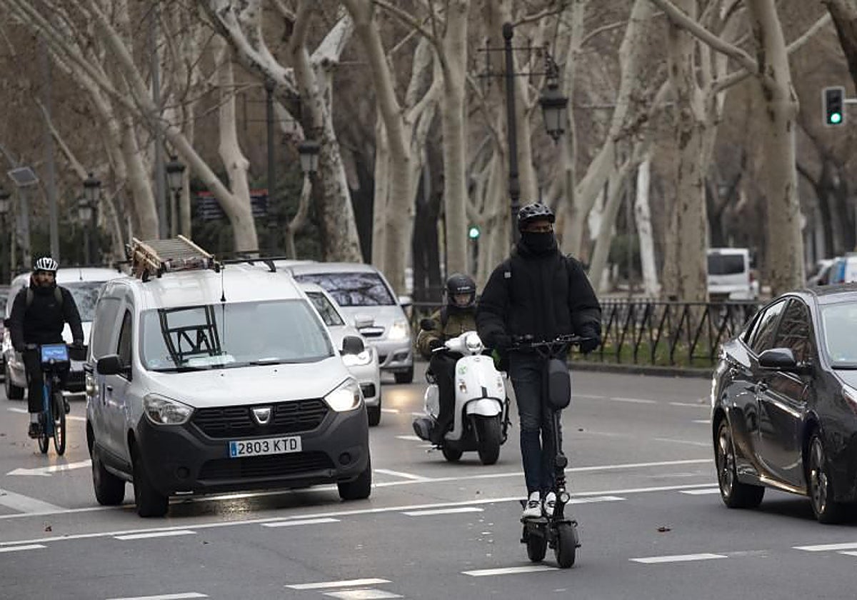 Un usuario de patinete, circulando por Madrid