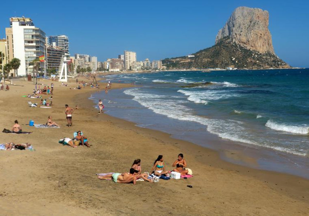 Calpe prohíbe fumar en las playas del Arenal-Bol, la Fossa y Cantal Roig