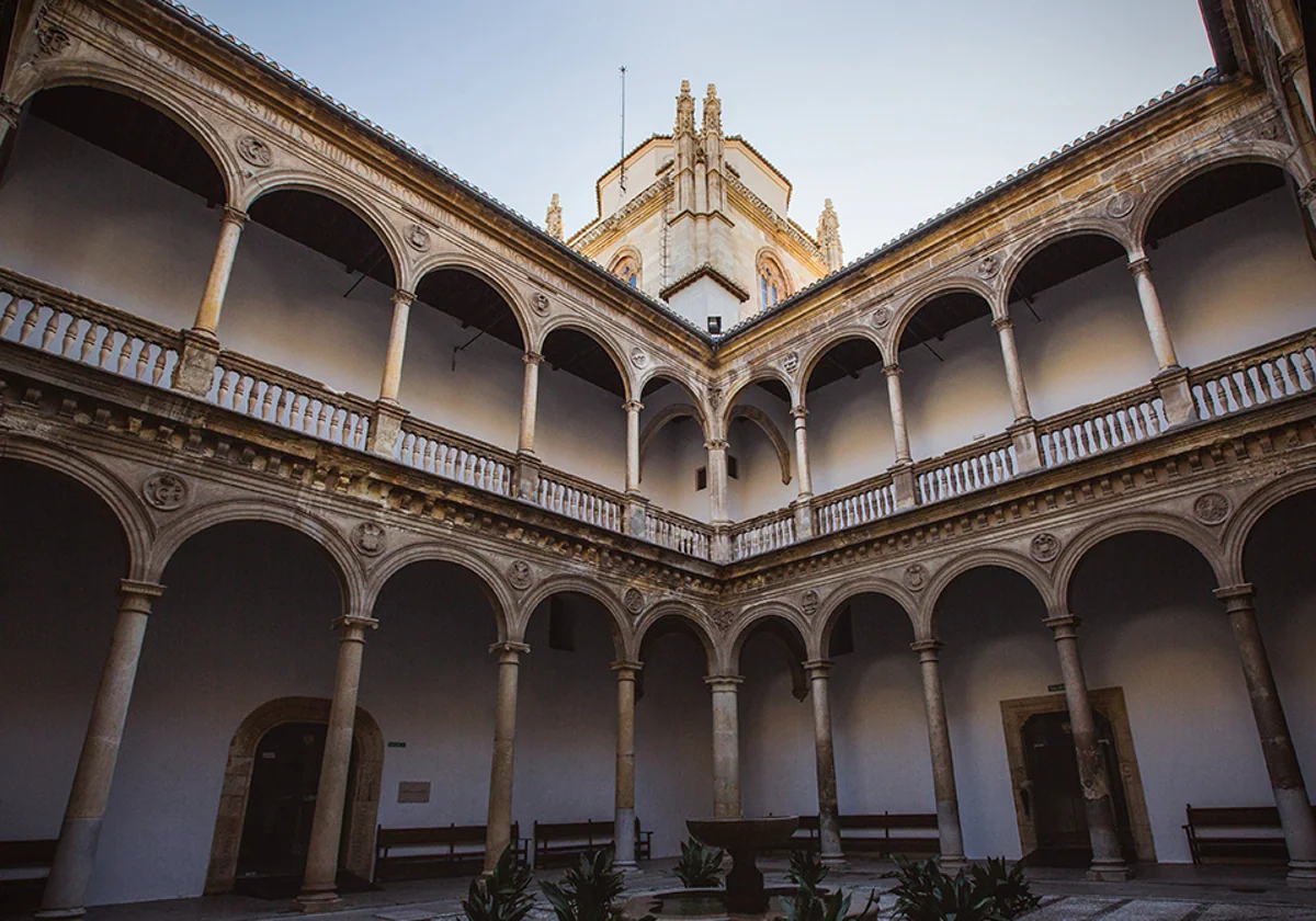 En el antiguo Hospital Real se ubica la sede del Rectorado de la UGR