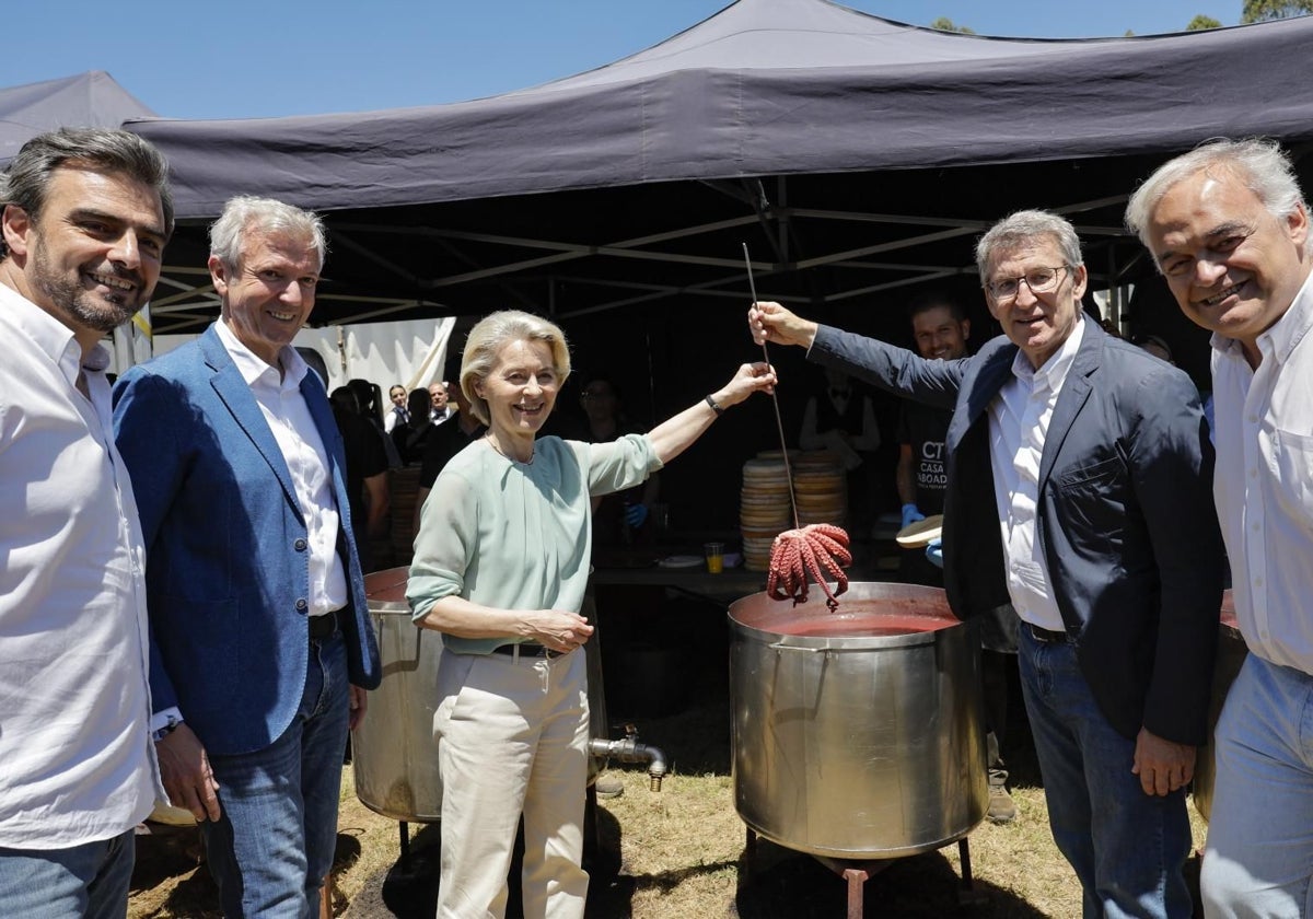 Von der Leyen, Feijóo y la preceptiva foto con el pulpo