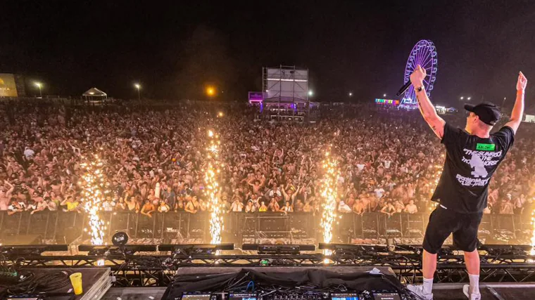 Actuación durante el Dreambeach 2023 en Villaricos en Almería