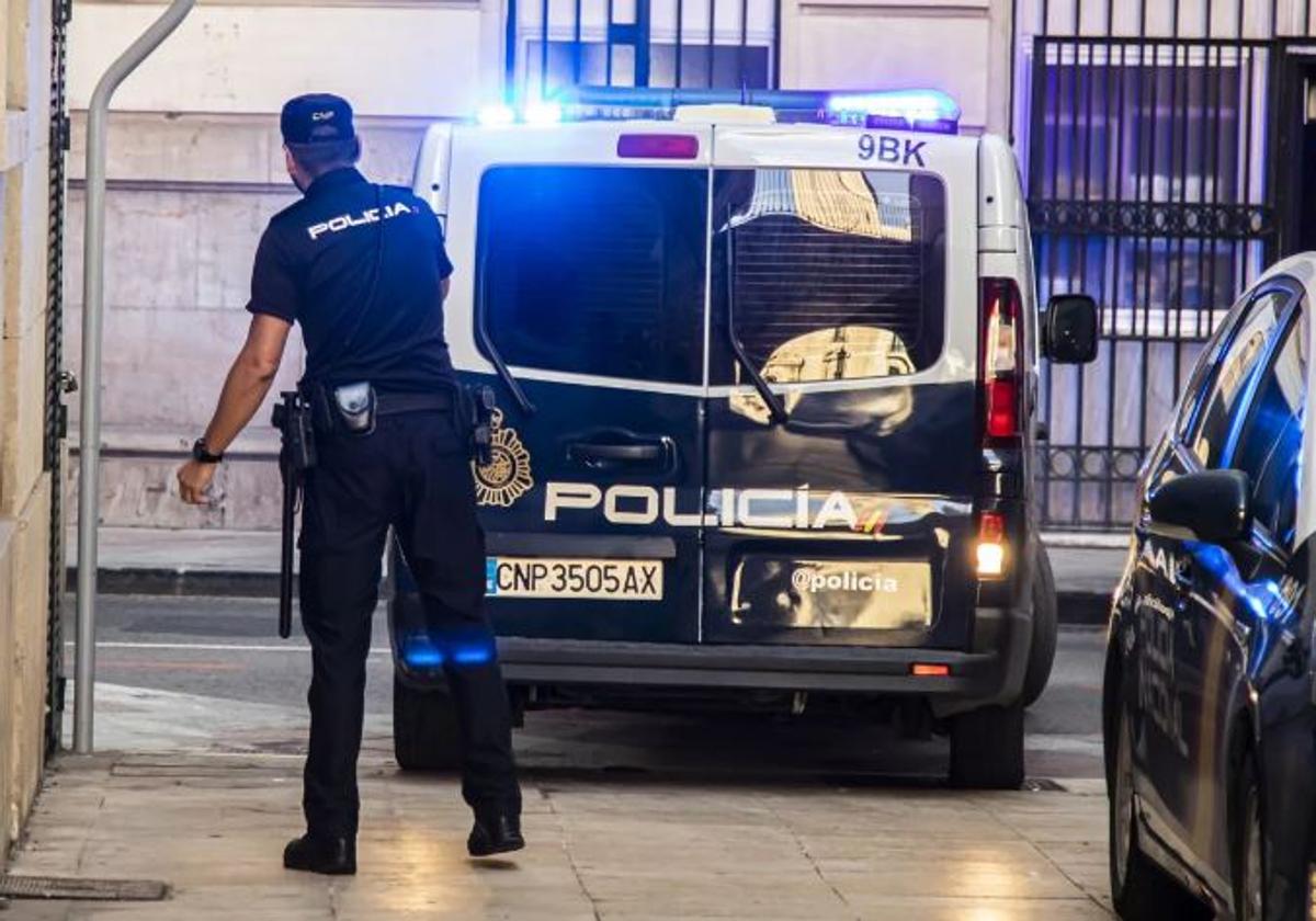 Varias furgonetas de la Policía Nacional