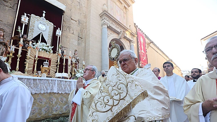 El Santísimo, en la procesión de 2022, pasando ante el altar de la Miseircordia