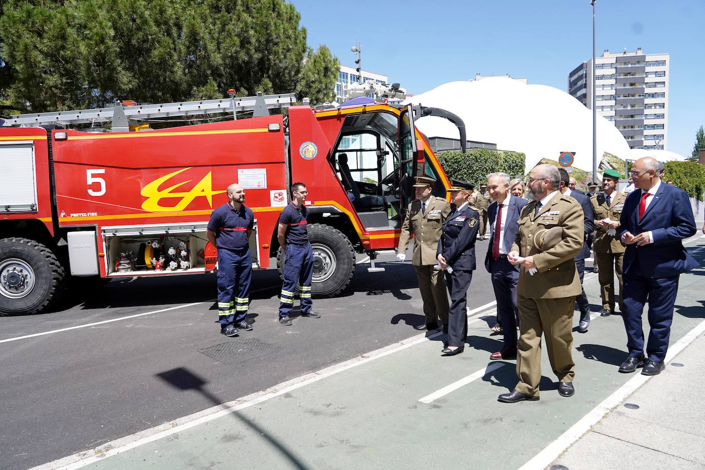 Valladolid rinde homenaje a la Bandera en la celebración del Día de las Fuerzas Armadas