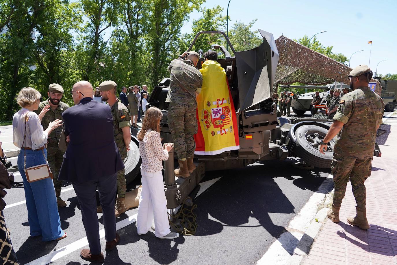 Valladolid rinde homenaje a la Bandera en la celebración del Día de las Fuerzas Armadas