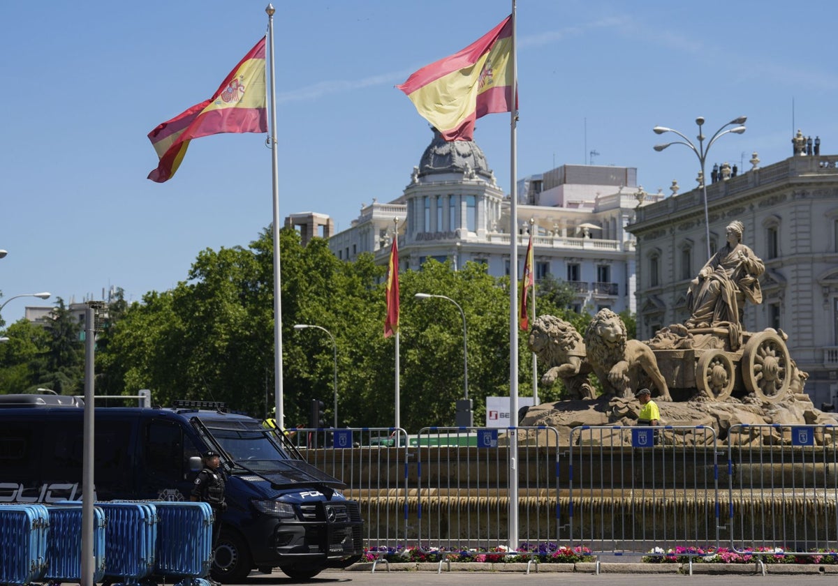 Las vallas rodean ya la fuente de La Cibeles ante eventuales concentraciones de aficionados esta noche